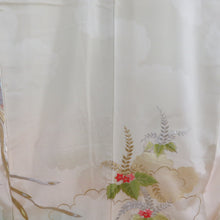 Load image into Gallery viewer, 付下げ 昭和レトロ 刺繍入り クリーム色ｘゴールドｘグリーン 雲に尾長鳥紋様 広衿 正絹 仕立て上がり着物 身丈152cm