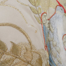 Load image into Gallery viewer, 付下げ 昭和レトロ 刺繍入り クリーム色ｘゴールドｘグリーン 雲に尾長鳥紋様 広衿 正絹 仕立て上がり着物 身丈152cm