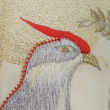Load image into Gallery viewer, 付下げ 昭和レトロ 刺繍入り クリーム色ｘゴールドｘグリーン 雲に尾長鳥紋様 広衿 正絹 仕立て上がり着物 身丈152cm