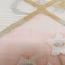 Load image into Gallery viewer, 袋帯 夏用 洒落袋帯 絽 菱型に流水と花文様 白色ｘ薄ピンク色 パステル系 お太鼓柄 正絹 仕立て上がり 夏物 長さ424cm