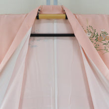 Load image into Gallery viewer, 訪問着 襦袢セット サーモンピンクｘ緑色ｘゴールド 拍入り 流水に花々文様 地紋入り 襦袢の余り布付き 広衿 正絹 仕立て上がり着物 身丈162cm