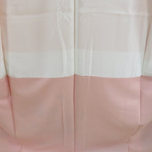 Load image into Gallery viewer, 訪問着 襦袢セット サーモンピンクｘ緑色ｘゴールド 拍入り 流水に花々文様 地紋入り 襦袢の余り布付き 広衿 正絹 仕立て上がり着物 身丈162cm