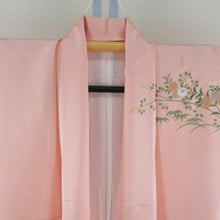 Load image into Gallery viewer, 訪問着 襦袢セット サーモンピンクｘ緑色ｘゴールド 拍入り 流水に花々文様 地紋入り 襦袢の余り布付き 広衿 正絹 仕立て上がり着物 身丈162cm