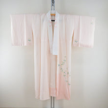 Load image into Gallery viewer, 訪問着 襦袢セット サーモンピンクｘ緑色ｘゴールド 拍入り 流水に花々文様 地紋入り 襦袢の余り布付き 広衿 正絹 仕立て上がり着物 身丈162cm