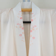 Load image into Gallery viewer, 訪問着 襦袢セット サーモンピンクｘ緑色ｘゴールド 拍入り 流水に花々文様 地紋入り 襦袢の余り布付き 広衿 正絹 仕立て上がり着物 身丈162cm
