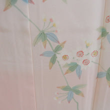 Load image into Gallery viewer, 訪問着 襦袢セット サーモンピンクｘ緑色ｘゴールド 拍入り 流水に花々文様 地紋入り 襦袢の余り布付き 広衿 正絹 仕立て上がり着物 身丈162cm