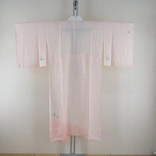 Load image into Gallery viewer, 訪問着 襦袢セット サーモンピンクｘ緑色ｘゴールド 拍入り 流水に花々文様 地紋入り 襦袢の余り布付き 広衿 正絹 仕立て上がり着物 身丈162cm