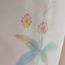 Load image into Gallery viewer, 訪問着 襦袢セット サーモンピンクｘ緑色ｘゴールド 拍入り 流水に花々文様 地紋入り 襦袢の余り布付き 広衿 正絹 仕立て上がり着物 身丈162cm