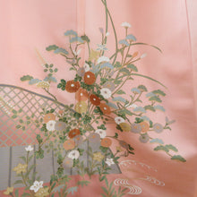 Load image into Gallery viewer, 訪問着 襦袢セット サーモンピンクｘ緑色ｘゴールド 拍入り 流水に花々文様 地紋入り 襦袢の余り布付き 広衿 正絹 仕立て上がり着物 身丈162cm