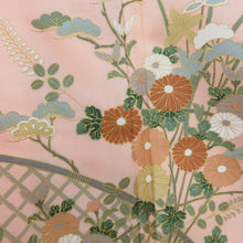 Load image into Gallery viewer, 訪問着 襦袢セット サーモンピンクｘ緑色ｘゴールド 拍入り 流水に花々文様 地紋入り 襦袢の余り布付き 広衿 正絹 仕立て上がり着物 身丈162cm