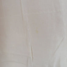 Load image into Gallery viewer, 紬 着物 大島紬 白大島 幾何学に菊模様 白色ｘ赤色ｘ青色 袷 バチ衿 絹 仕立て上がり着物 身丈156cm