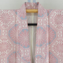 Load image into Gallery viewer, 紬 着物 大島紬 白大島 幾何学に菊模様 白色ｘ赤色ｘ青色 袷 バチ衿 絹 仕立て上がり着物 身丈156cm