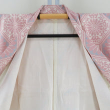 Load image into Gallery viewer, 紬 着物 大島紬 白大島 幾何学に菊模様 白色ｘ赤色ｘ青色 袷 バチ衿 絹 仕立て上がり着物 身丈156cm