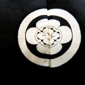 羽織 正絹 男児用 袖なし綿入り上着 正絹 黒 薄ベージュ 金彩 刺繍 松 鷹 波 丸に木瓜紋3つ入 袖無し羽織 子供用