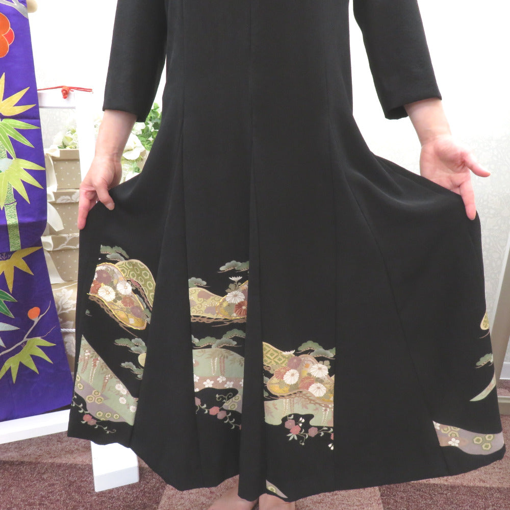 黒留袖 黒留袖ワンピース 松に花々文様 正絹 箔入り Mサイズ 礼装 フォーマル 留袖ドレス 仕立て上がり 着物リメイク【中古】 【キモノオフ野々市若松店】 黒留袖 黒留袖ワンピース 松に花々文様 正絹 箔入り Mサイズ 礼装