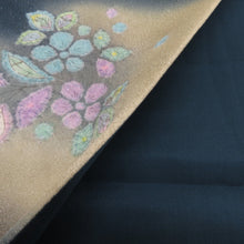Load image into Gallery viewer, 袋帯 正絹 洒落袋帯 辻が花 染め文様 ぼかし 紺色ｘ薄紫色 パステル系 銀糸 藤文様 お太鼓柄 落款入り フォーマル 礼装 長さ456cm