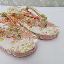 Load image into Gallery viewer, 子供着物 女児用 子供草履 桜文様 金襴 和柄 白×ピンク 19ｃｍ 女の子 七五三 お正月 お祝い 子ども着物 和小物 桜