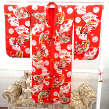 Load image into Gallery viewer, 子供着物 アンティーク 昔 赤 多色 扇 御所車 冊子 花 雲 宝文様 女児用 四つ身 レトロ 難あり 難あり