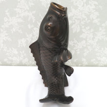 Load image into Gallery viewer, 骨董・民芸品 インテリア 高岡銅器 藤田善祐 鯉 花器 花生 花入 花瓶 置物 共箱有