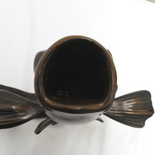 Load image into Gallery viewer, 骨董・民芸品 インテリア 高岡銅器 藤田善祐 鯉 花器 花生 花入 花瓶 置物 共箱有