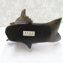 Load image into Gallery viewer, 骨董・民芸品 インテリア 高岡銅器 藤田善祐 鯉 花器 花生 花入 花瓶 置物 共箱有