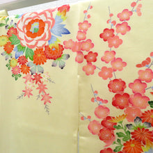 Load image into Gallery viewer, 子供着物 女の子用 四つ身 襦袢セット クリーム×オレンジ 花々 正絹 袷 フォーマル 子供きもの 女児 七五三 祝着 身丈119cm