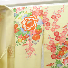 Load image into Gallery viewer, 子供着物 女の子用 四つ身 襦袢セット クリーム×オレンジ 花々 正絹 袷 フォーマル 子供きもの 女児 七五三 祝着 身丈119cm