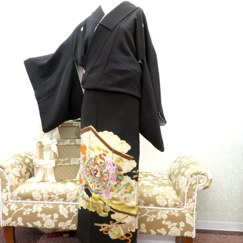 昔黒留袖 アンティーク黒留袖 雅楽器文様 風景 刺繍 金コマ刺繍 ツタ紋
