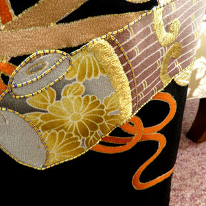 昔黒留袖 アンティーク黒留袖 雅楽器文様 風景 刺繍 金コマ刺繍 ツタ紋五つ入 昔着物 レトロ 身丈157cm
