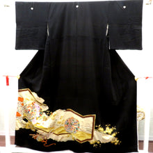 画像をギャラリービューアに読み込む, 昔黒留袖 アンティーク黒留袖 雅楽器文様 風景 刺繍 金コマ刺繍 ツタ紋五つ入 昔着物 レトロ 身丈157cm