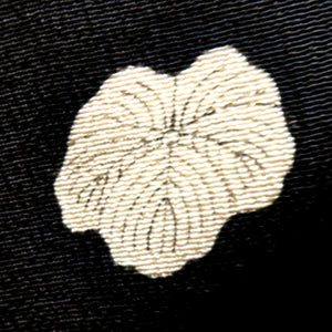 昔黒留袖 アンティーク黒留袖 雅楽器文様 風景 刺繍 金コマ刺繍 ツタ紋五つ入 昔着物 レトロ 身丈157cm