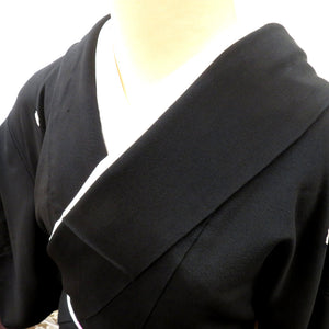 昔黒留袖 アンティーク黒留袖 雅楽器文様 風景 刺繍 金コマ刺繍 ツタ紋五つ入 昔着物 レトロ 身丈157cm