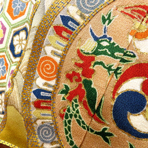 昔黒留袖 アンティーク黒留袖 雅楽器文様 風景 刺繍 金コマ刺繍 ツタ紋五つ入 昔着物 レトロ 身丈157cm