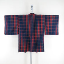 Load image into Gallery viewer, 紬 着物 アンサンブル 羽織付き セット 格子模様 袷 バチ衿 紺色ｘ赤色 正絹 カジュアル 仕立て上がり 身丈162cm