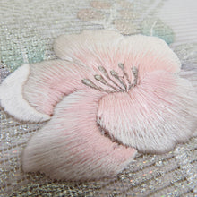Load image into Gallery viewer, 名古屋帯 夏用 正絹 ラメ糸入り 刺繍入り 銀糸 シルバー系 お太鼓柄 花文様 夏物 カジュアル 仕立て上がり 夏帯 長さ362cm
