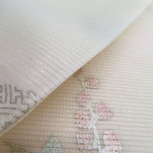 Load image into Gallery viewer, 名古屋帯 夏用 正絹 ラメ糸入り 刺繍入り 銀糸 シルバー系 お太鼓柄 花文様 夏物 カジュアル 仕立て上がり 夏帯 長さ362cm