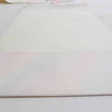 Load image into Gallery viewer, 名古屋帯 夏用 正絹 ラメ糸入り 刺繍入り 銀糸 シルバー系 お太鼓柄 花文様 夏物 カジュアル 仕立て上がり 夏帯 長さ362cm
