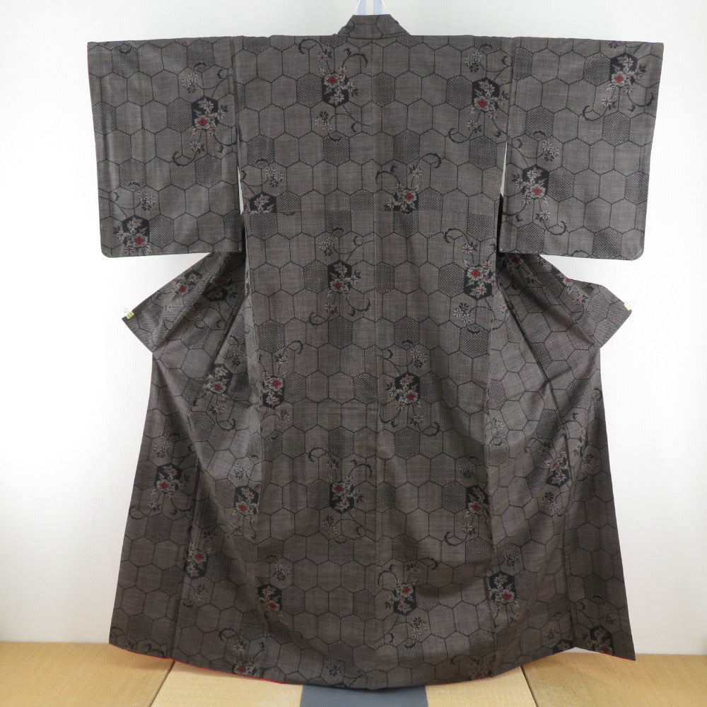紬 着物 大島紬 黒色x茶色x赤色 亀甲に小花模様 袷 広衿 正絹 仕立て