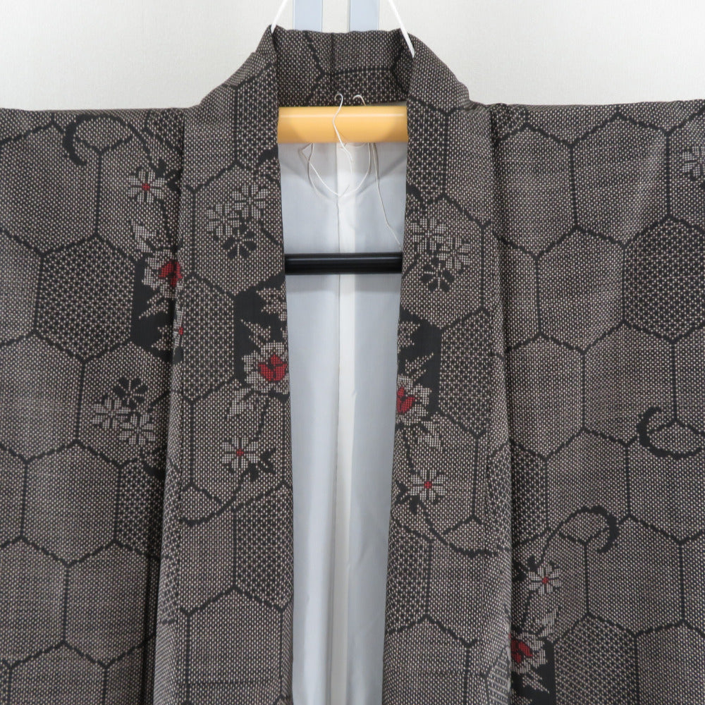 紬 着物 大島紬 黒色x茶色x赤色 亀甲に小花模様 袷 広衿 正絹 仕立て