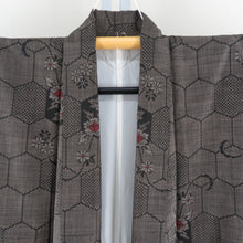 Load image into Gallery viewer, 紬 着物 大島紬 黒色ｘ茶色ｘ赤色 亀甲に小花模様 袷 広衿 正絹 仕立て上がり着物 身丈159cm