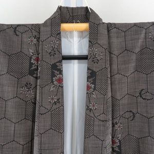 紬 着物 大島紬 黒色ｘ茶色ｘ赤色 亀甲に小花模様 袷 広衿 正絹 仕立て上がり着物 身丈159cm
