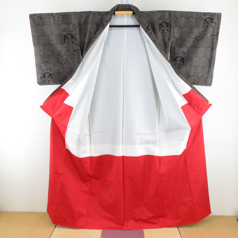 紬 着物 大島紬 黒色ｘ茶色ｘ赤色 亀甲に小花模様 袷 広衿 正絹 仕立て上がり着物 身丈159cm【中古】 紬 着物 大島紬 黒色x茶色x赤色 亀甲に小花模様 袷 広衿 正絹 仕立て