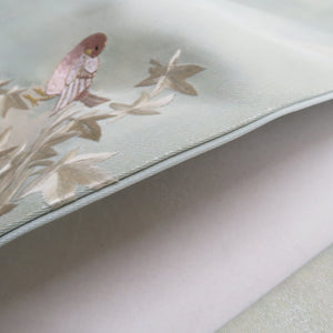 名古屋帯 正絹 小鳥に花紋様 お太鼓柄 薄緑色 刺繍入り ジュアル 仕立て上がり 着物帯 長さ378cm