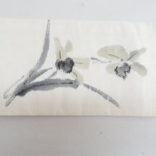 Load image into Gallery viewer, 名古屋帯 正絹 紬 染め文様 白色ｘ黒色ｘ灰色 墨絵花文様 お太鼓柄 落款入り カジュアル 仕立て上がり 着物帯 長さ368cm