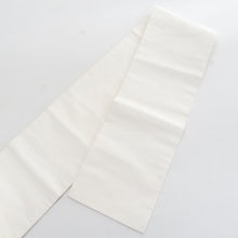 Load image into Gallery viewer, 名古屋帯 正絹 紬 染め文様 白色ｘ黒色ｘ灰色 墨絵花文様 お太鼓柄 落款入り カジュアル 仕立て上がり 着物帯 長さ368cm