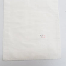 Load image into Gallery viewer, 名古屋帯 正絹 紬 染め文様 白色ｘ黒色ｘ灰色 墨絵花文様 お太鼓柄 落款入り カジュアル 仕立て上がり 着物帯 長さ368cm