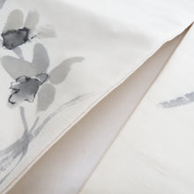 Load image into Gallery viewer, 名古屋帯 正絹 紬 染め文様 白色ｘ黒色ｘ灰色 墨絵花文様 お太鼓柄 落款入り カジュアル 仕立て上がり 着物帯 長さ368cm