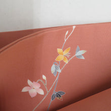 Load image into Gallery viewer, 名古屋帯 正絹 塩瀬 加賀友禅調 オレンジ茶色ｘ多色 花鳥文様 お太鼓柄 仕付け糸付き 落款入り カジュアル 仕立て上がり 着物帯