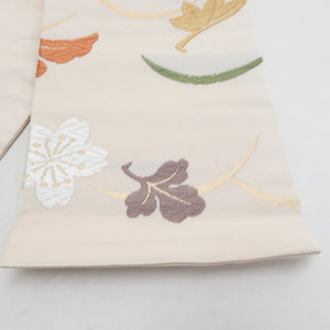 名古屋帯 正絹 刺繍入り ベージュ色ｘ緑色ｘ多色 金糸 梅に紅葉模様 六通柄 カジュアル 仕立て上がり 着物帯 長さ353cm
