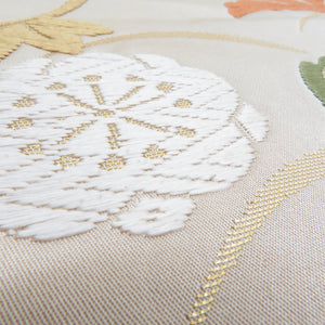 名古屋帯 正絹 刺繍入り ベージュ色ｘ緑色ｘ多色 金糸 梅に紅葉模様 六通柄 カジュアル 仕立て上がり 着物帯 長さ353cm